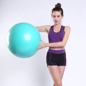 Une femme faisait sa gym avec une balle de Yoga