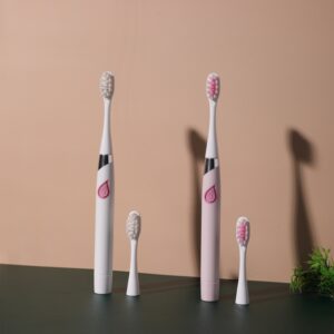 2 brosse-a-dents-electrique-a-onde-sonore-yoyoso rose et blanche sur une table chic