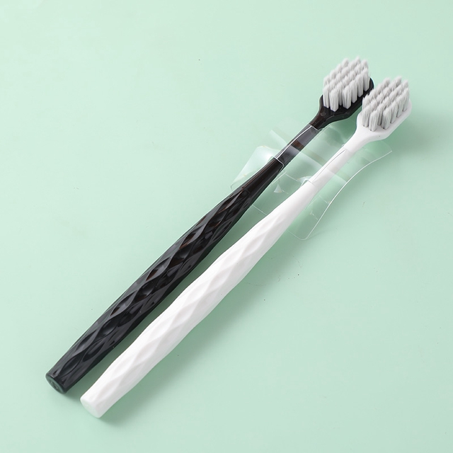 brosses-a-dents-antibacteriennes-pack-de-2-noir-and-blanc-carie