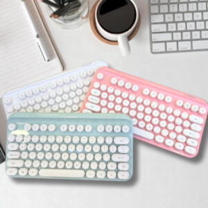 Un clavier sas fil rose et bleu sur unhe table de bureau