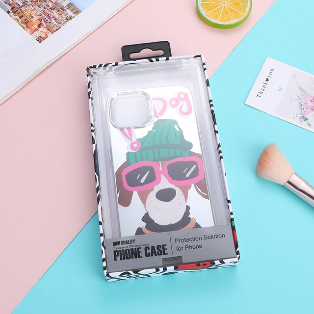 une coque-iphone-13-design-chien-cool-avec-lunettes-roses sur une table