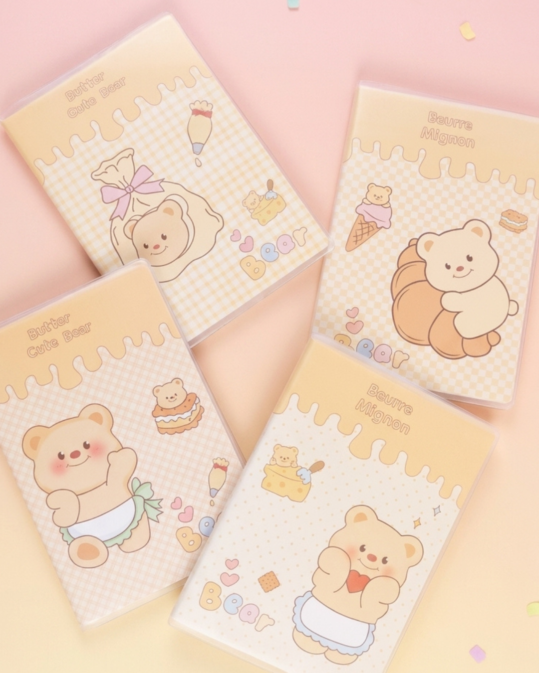 Lot de 4 cahiers de notes lignés avec couvertures illustrées. Deux carnets affichent 'Butter Cute Bear' (ours avec pâtisserie et ours avec nœud), et deux affichent 'Beurre Mignon' (ours avec glace et biscuit, et ours au cœur). Design jaune beurre sur fond dégradé paste